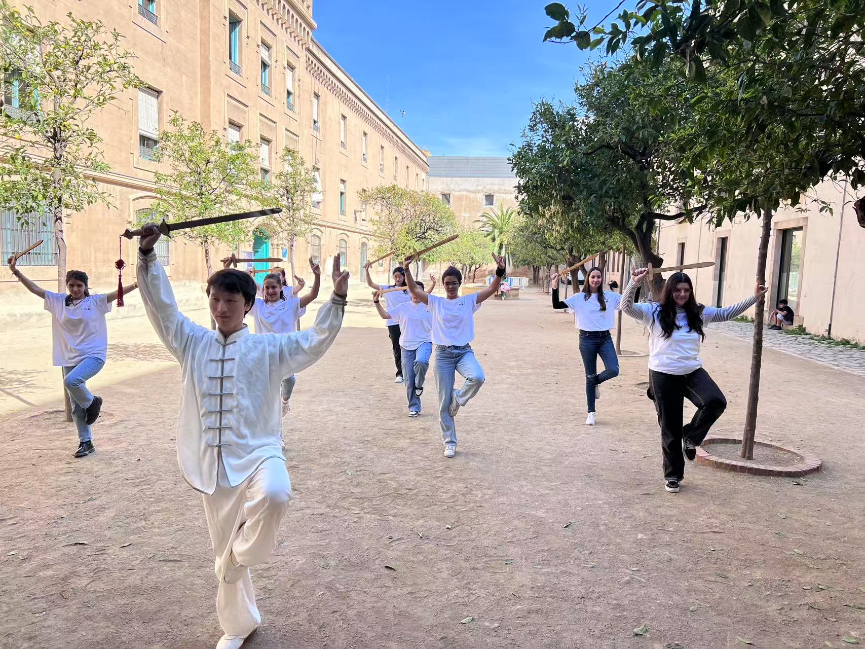 Dansa tradicional xinesa a l'institut Xinès de Girona